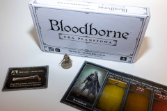 bloodborne-gra-planszowa-tropiciel-reiterpallasch-komponenty.png