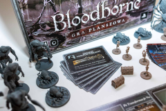 bloodborne-gra-planszowa-krwawy-ksiezyc-figurki.png