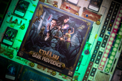 Pudełko na tle planszy Cthulhu Dark Providence